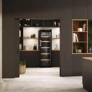 Weinkühlschrank in schwarzer Küche – Elektro-Geräte bei Küchen Depping in Bremen