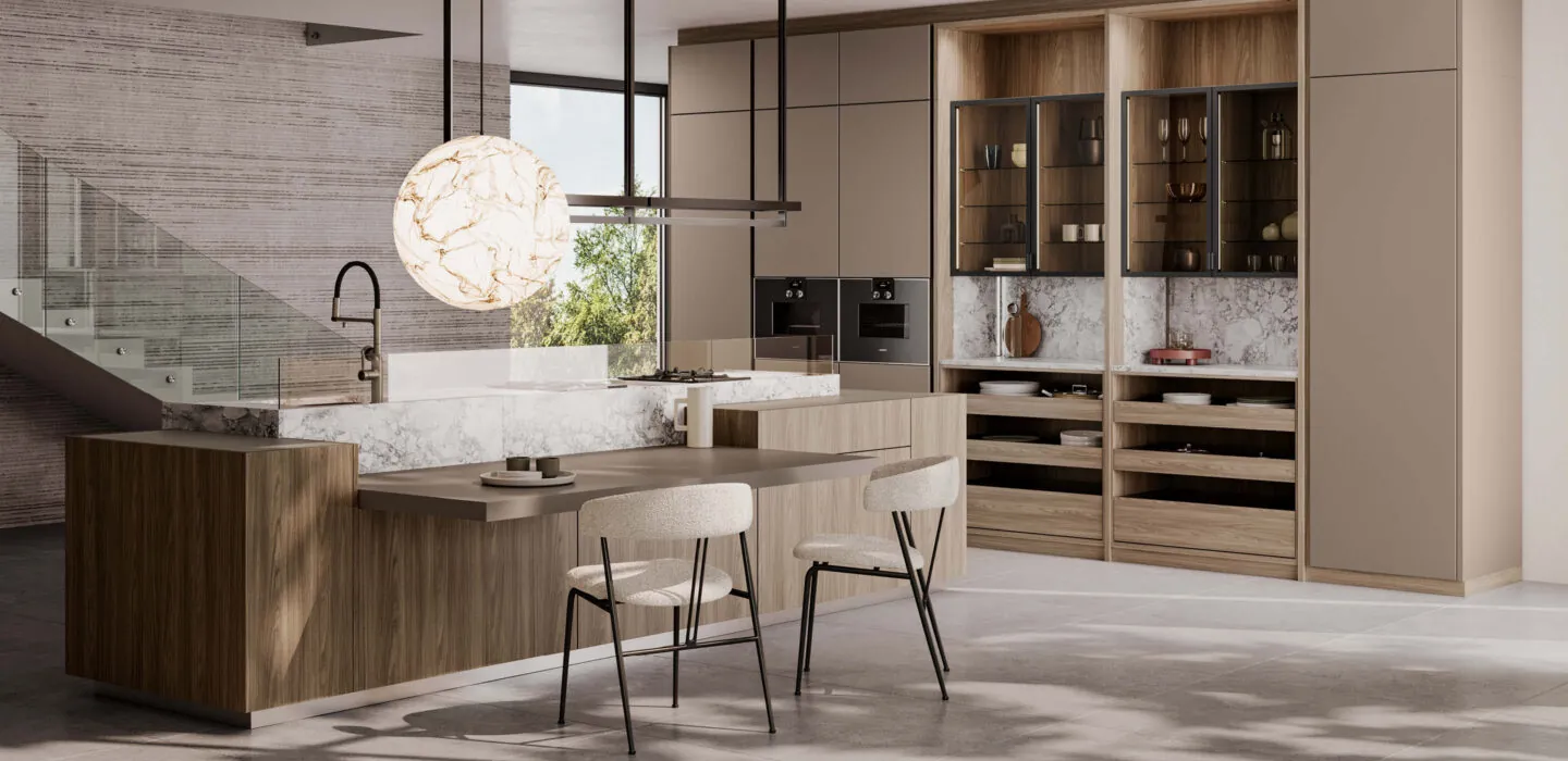 Leicht Küche bei Küchenstudio Depping mit moderner Kochinsel aus Holz und Stein, integrierte Geräte, offene Regale mit Glasvitrinen und stilvolle Beleuchtung, elegante Wohnküche mit warmem Design