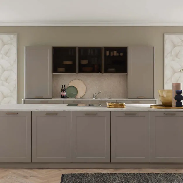 Bauformat Küche bei Küchenstudio Depping in warmem Beige mit klassischen Fronten, Glasoberschränken und eleganter, symmetrischer Gestaltung