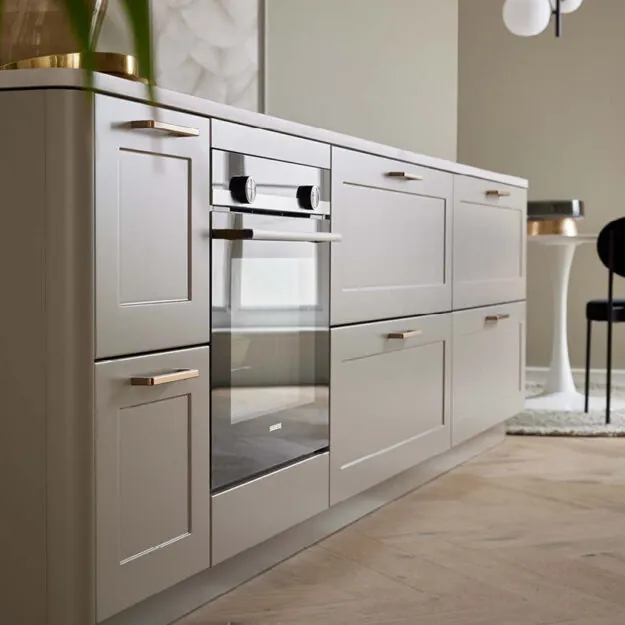 Detailansicht einer Bauformat Küche bei Küchenstudio Depping mit integrierter Siemens Backofenlösung und klassischen Rahmenfronten in Beige