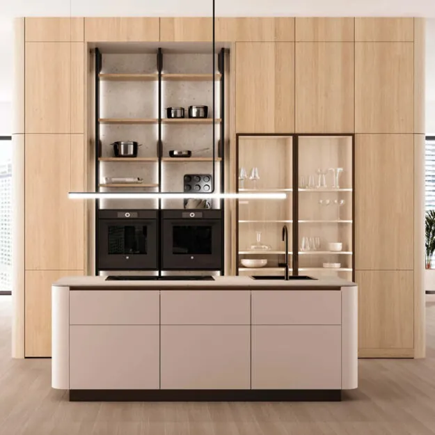 Moderne Küche mit heller Kochinsel und Holzhochschränken, integrierte Geräte und offene Regale mit Glasvitrinen für stilvolle Präsentation