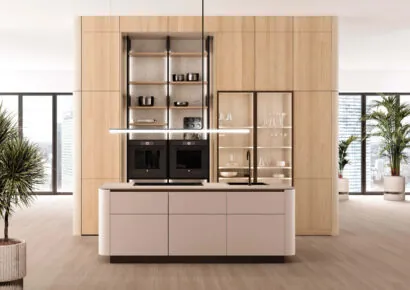 Moderne Küche mit heller Kochinsel und Holzhochschränken, integrierte Geräte und offene Regale mit Glasvitrinen für stilvolle Präsentation