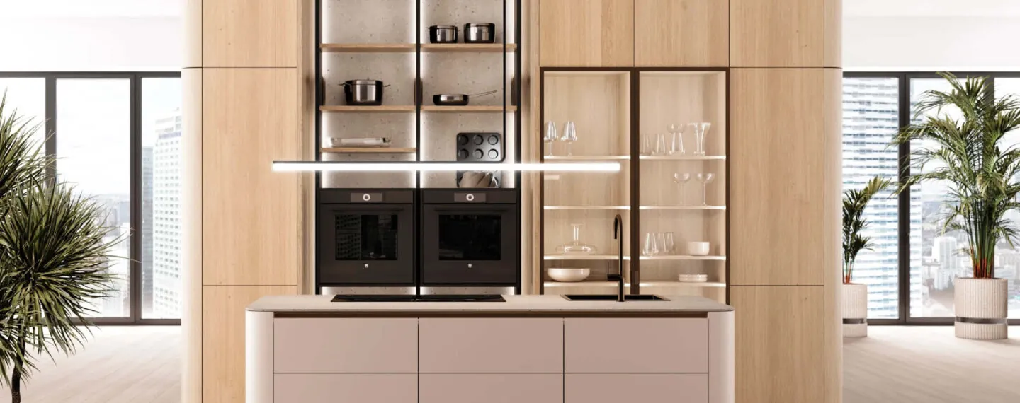 Leicht Küche bei Küchenstudio Depping mit heller Holzfront und zentraler Kochinsel, integrierte Backöfen, offene Regale und Vitrinen mit Glas, modernes und lichtdurchflutetes Wohnküchendesign